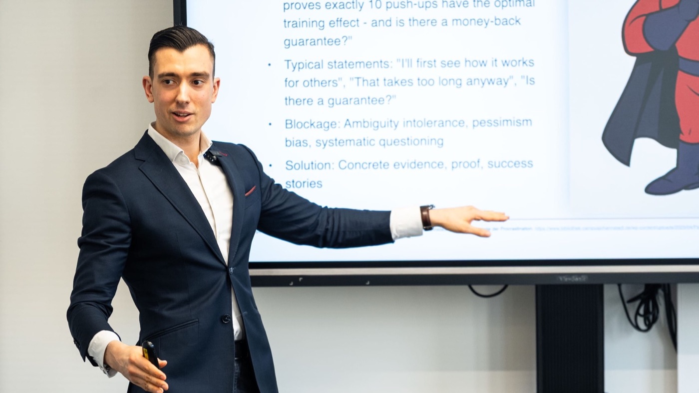 Miguel Miranda präsentiert im Seminar